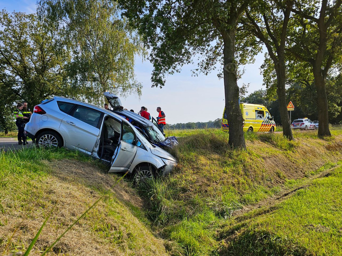 Auto s Belanden Na Botsing In De Sloot Bij Losser Vijf Inzittenden 