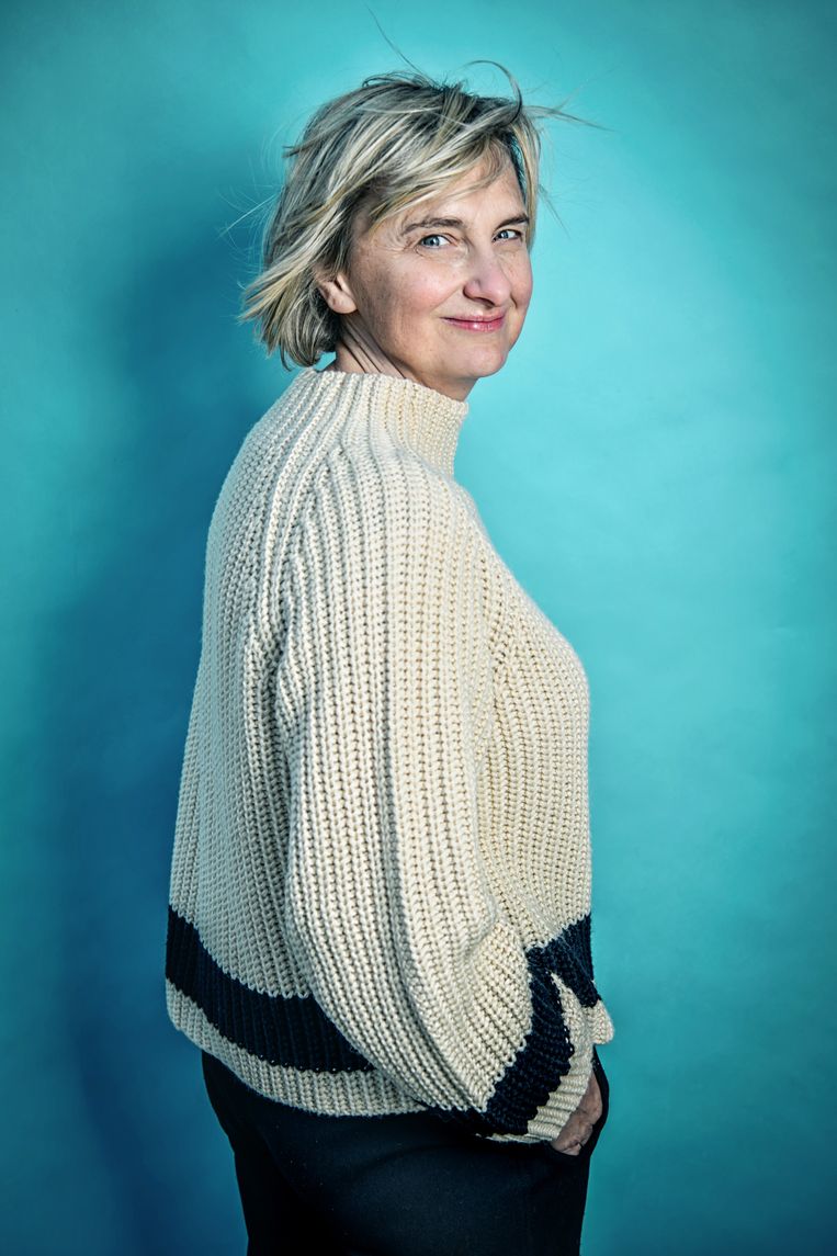 Hilde Crevits: ‘Iemand zei me ooit: ‘Sommige politici moet je dicht bij de mensen brengen om hen populair te maken, andere moet je ervan weghouden, anders verliezen ze hun populariteit. Jij behoort tot de eerste categorie.’ Mooi, hè?’ Beeld Geert Van de Velde