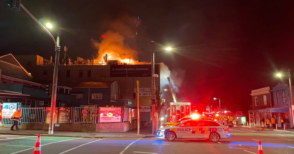 Крупный пожар в новозеландском общежитии: по меньшей мере шесть человек погибли и более 20 пропали без вести |  снаружи