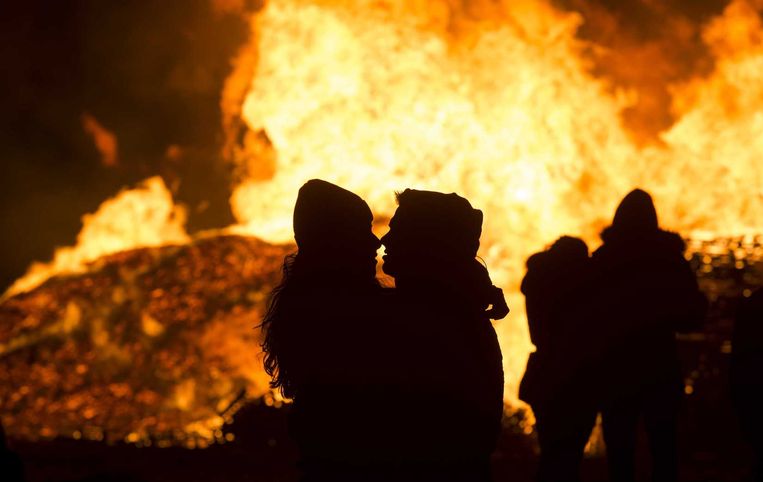Op het strand van Scheveningen is een groot vreugdevuur aangestoken om het begin van het nieuwe jaar 2016 in te luiden. Beeld anp