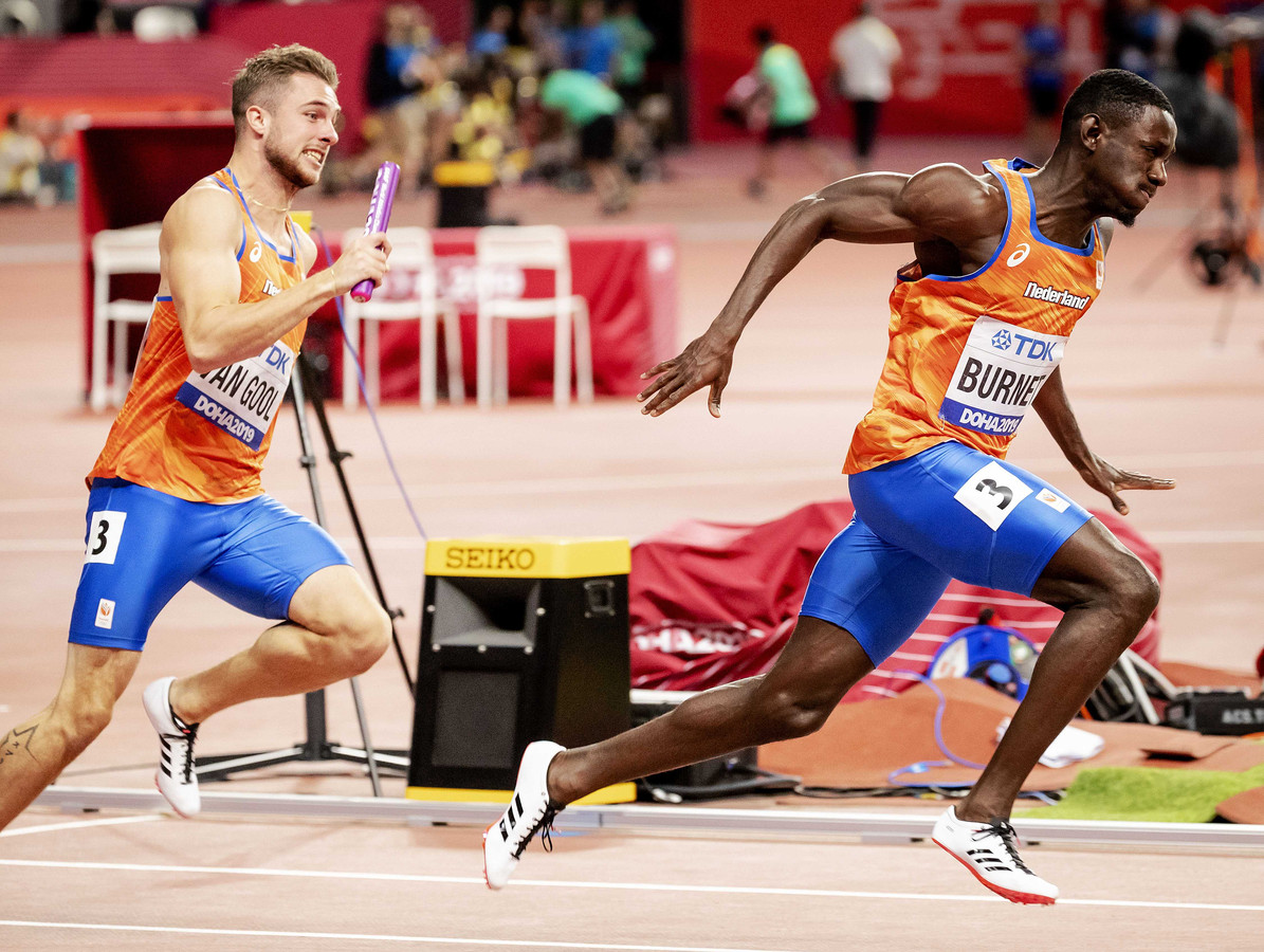 Joris van Gool en Taymir Burnet tijdens de eerdere wissel op de 4x100 meter estafette op de wereldkampioenschappen