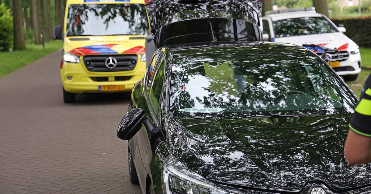 Jongetje gewond naar het ziekenhuis bij botsing met auto in Waalwijk.