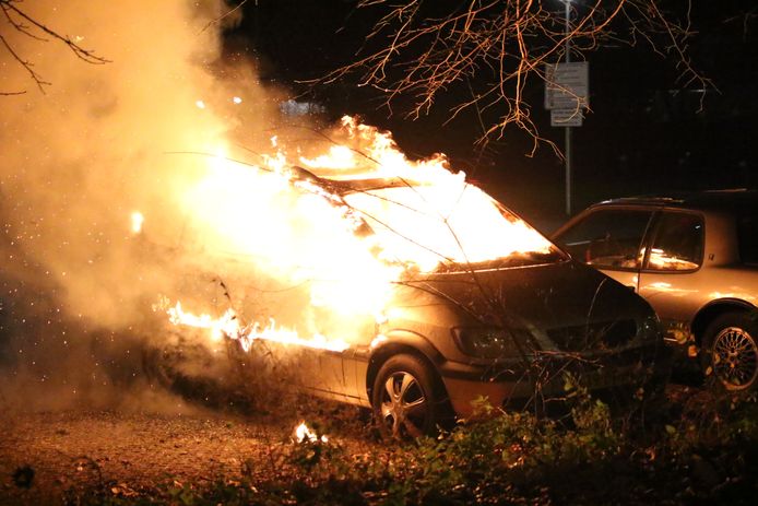 Een auto gaat in vlammen op aan de Passievruchtstraat