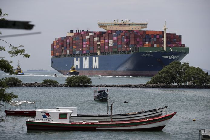 Een containerschip vaart door het Panamakanaal in Panama.