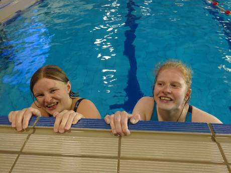 Sandrine en Jasmijn naar de Special Olympics Regionale Spelen: ‘Vijfhonderd meter zwemmen is niet zo ver’