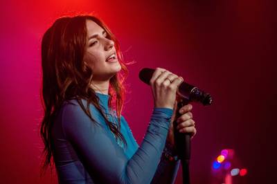 Maan krijgt seksistische leuzen naar hoofd geslingerd tijdens optreden