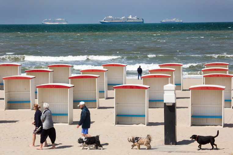 Voor de kust  van Katwijk liggen drie grote cruiseschepen voor anker. Vanaf het strand zijn de 'drijvende dorpen' goed te zien. De kust tussen Katwijk en Scheveningen is een soort parkeerplaats voor schepen die tijdelijk 'niets te doen' hebben.
 Beeld Arie Kievit