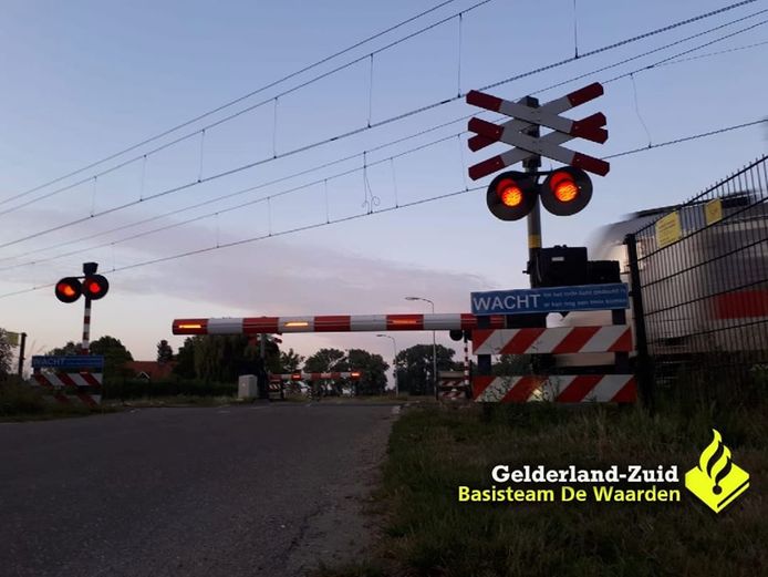De spoorwegovergang in Hedel.