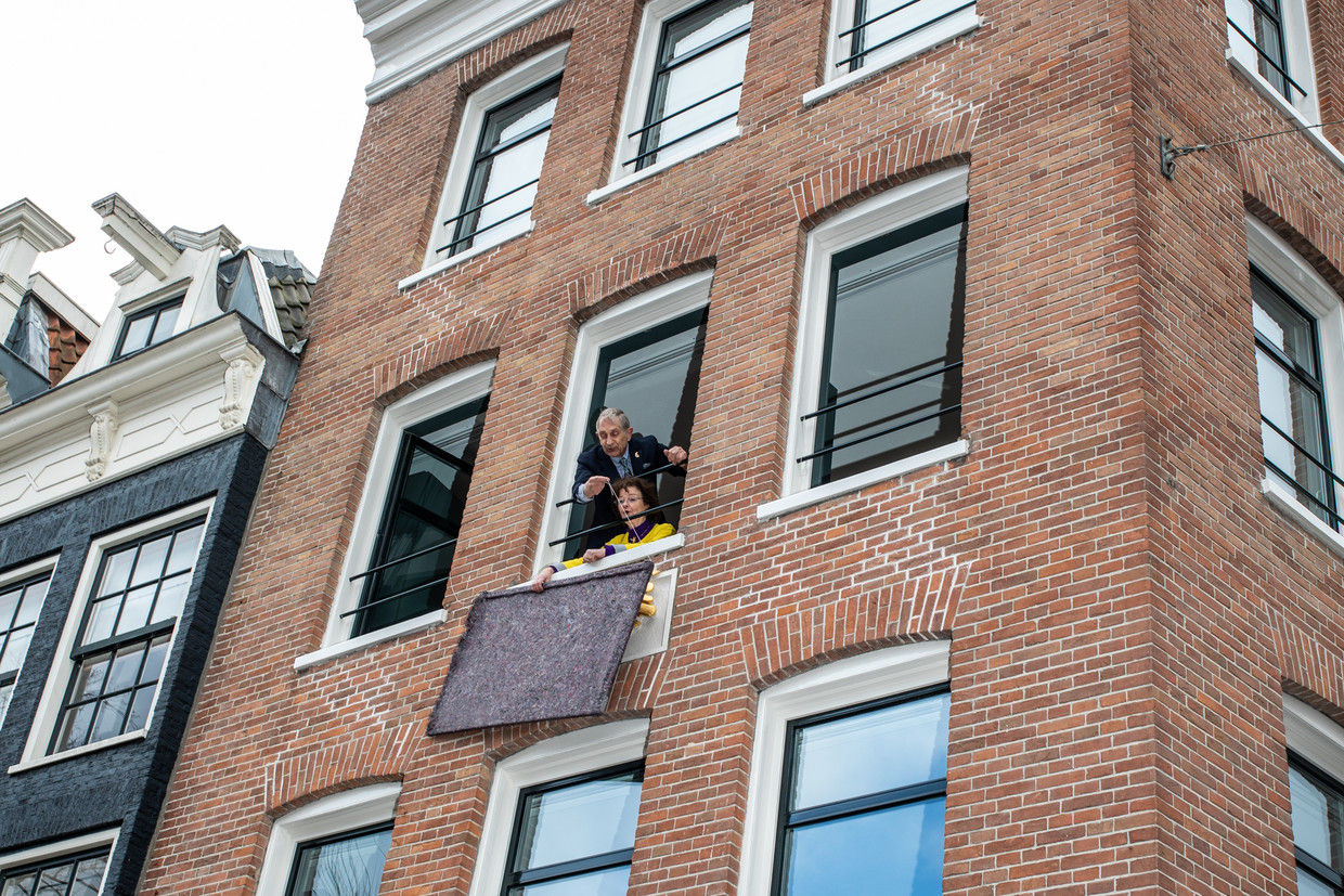 Anneke en Rudolph Schat, die zestig jaar op Spiegelgracht 20a woonden, onthullen de gevelsteen  – een eerbetoon aan hen. ‘Krankzinnig leuk,’ aldus Anneke. Beeld Nosh Neneh