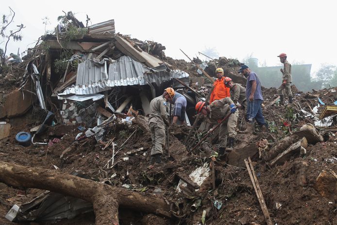 Op de zwaar getroffen berg Morro da Oficina zoeken reddingswerkers naar slachtoffers en overlevenden.
