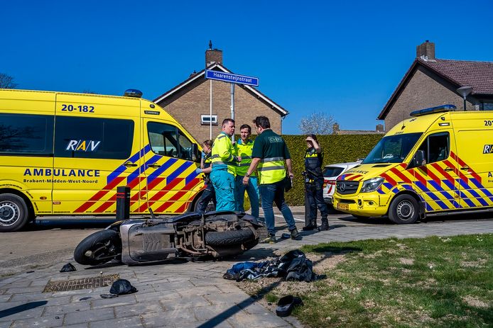 Een scooterrijder raakte zaterdagmiddag gewond door een botsing met een auto in Haaren.
