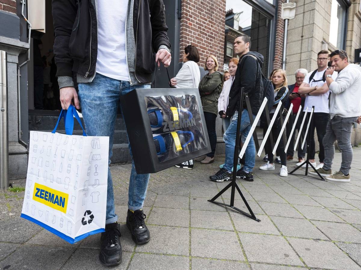 Fans staan in de rij voor exclusieve sneakers van. Zeeman Economie AD