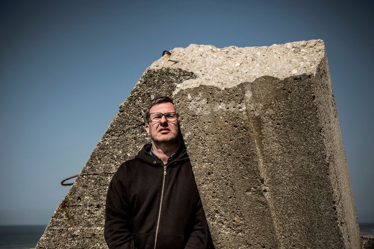 Jan Verheyen op het strand van Équihen-Plage. Beeld Diego Franssens