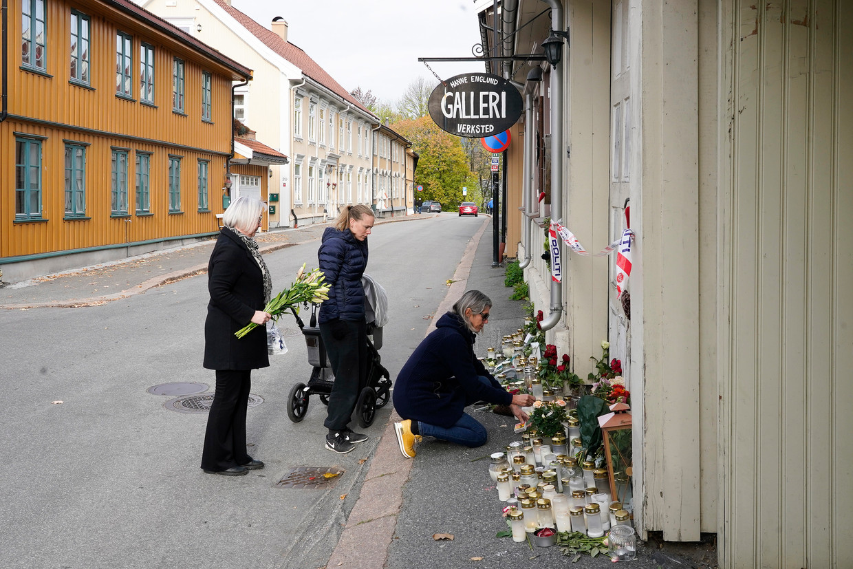 Bloemen bij de plek waar afgelopen woensdag vijf mensen werden doodgestoken. Beeld EPA