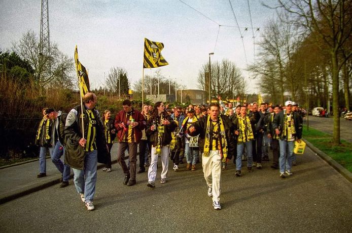 Beeld van de wandeltocht die Vitesse-supporters in 1998 maakten ter ere van het nieuwe stadion GelreDome.