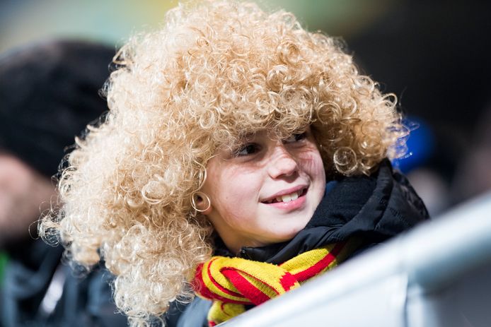 Een jonge KV Mechelen-fan met Swinkels-pruik.