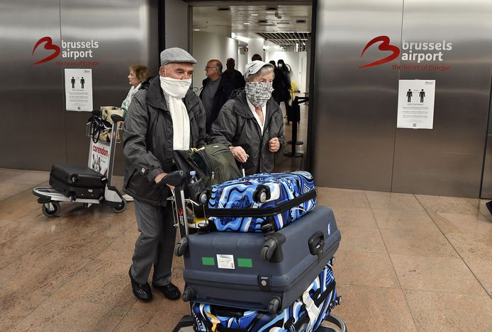 Belgische reizigers in de aankomsthal van Brussels Airport na terugkomst uit Marokko.