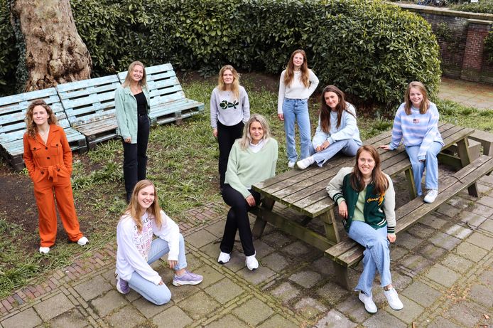 Negen Utrechtse studenten verdiepen in de verhalen van verzetsvrouwen Truus en Trui van Lier.