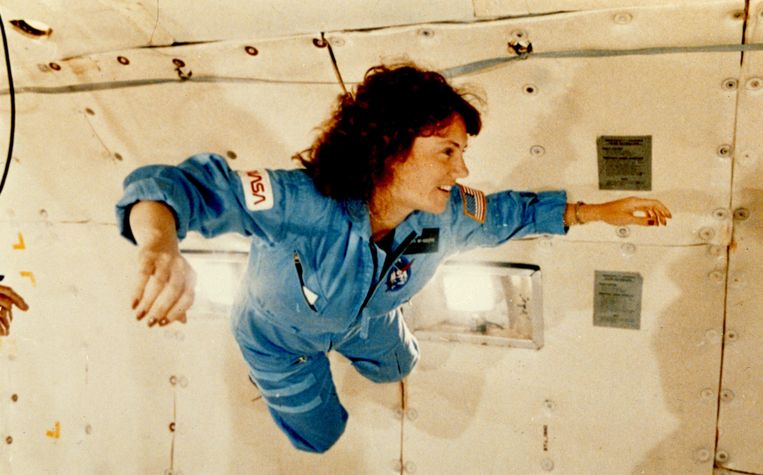 Christa McAuliffe tijdens een ‘gewichtloosheidstest’ in een vliegtuig. Beeld REUTERS