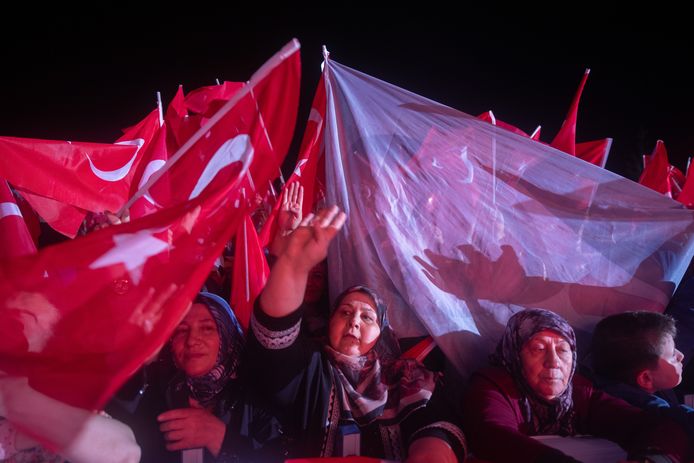 Aanhangers van Erdogan aan het Turkse presidentiële paleis in Ankara.