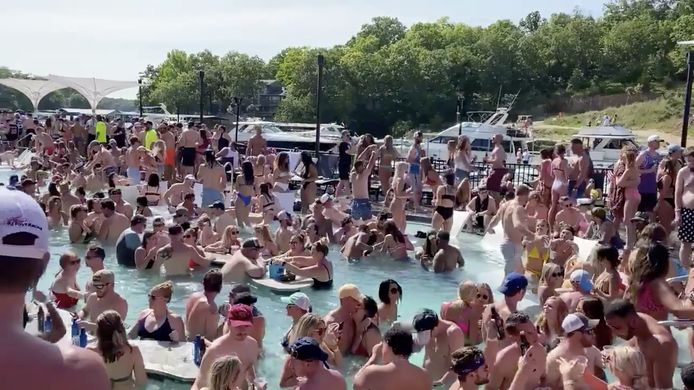 Vakantiegangers vieren Memorial Day bij Lake of the Ozarks in Missouri .