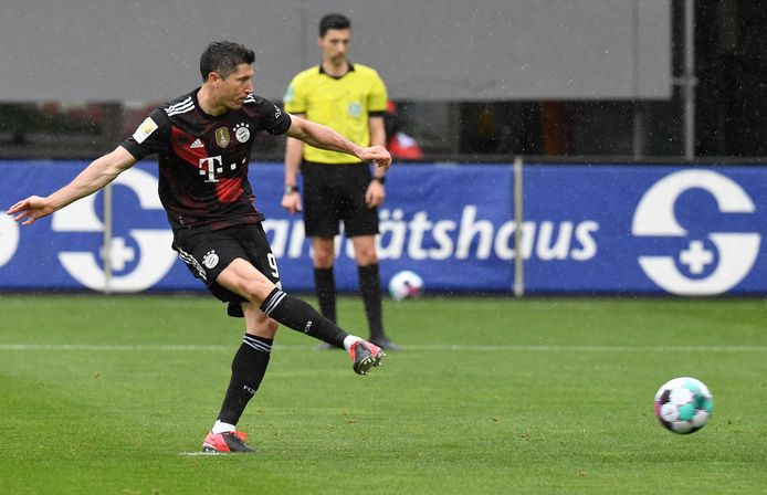 Robert Lewandowski schiet vanaf elf meter raak tegen SC Freiburg.