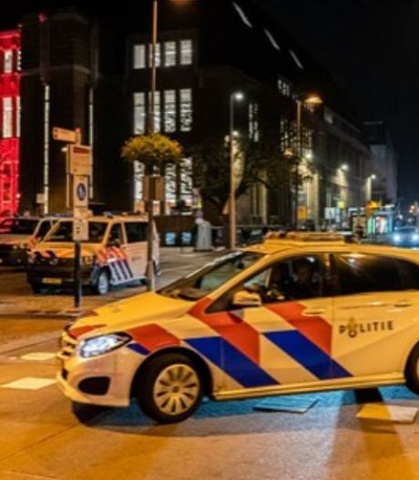 Politiebiker stopt dronken scooteraar die op de Neude toeterend door het publiek reed