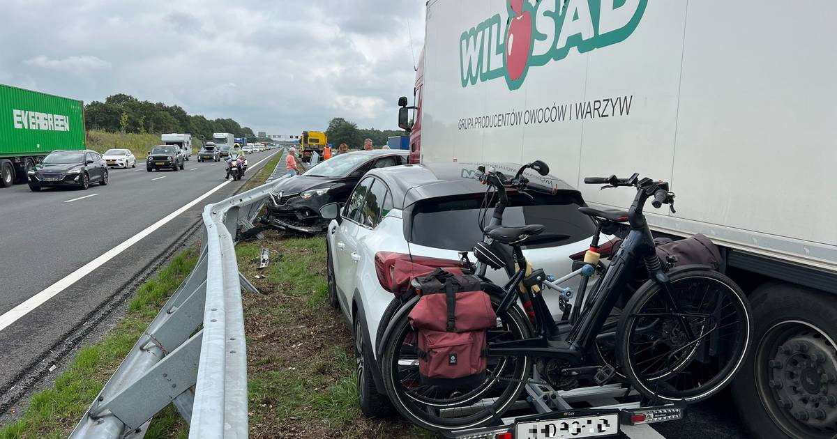 Ravage op A1 bij Bathmen door pittig ongeluk: wonder boven wonder geen gewonden.