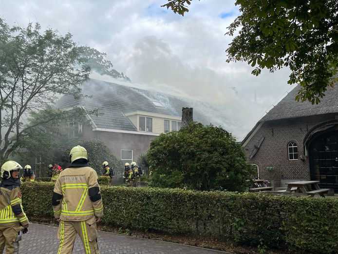 De brand bij de Bowlingboerderij gaat gepaard met veel rookontwikkeling.
