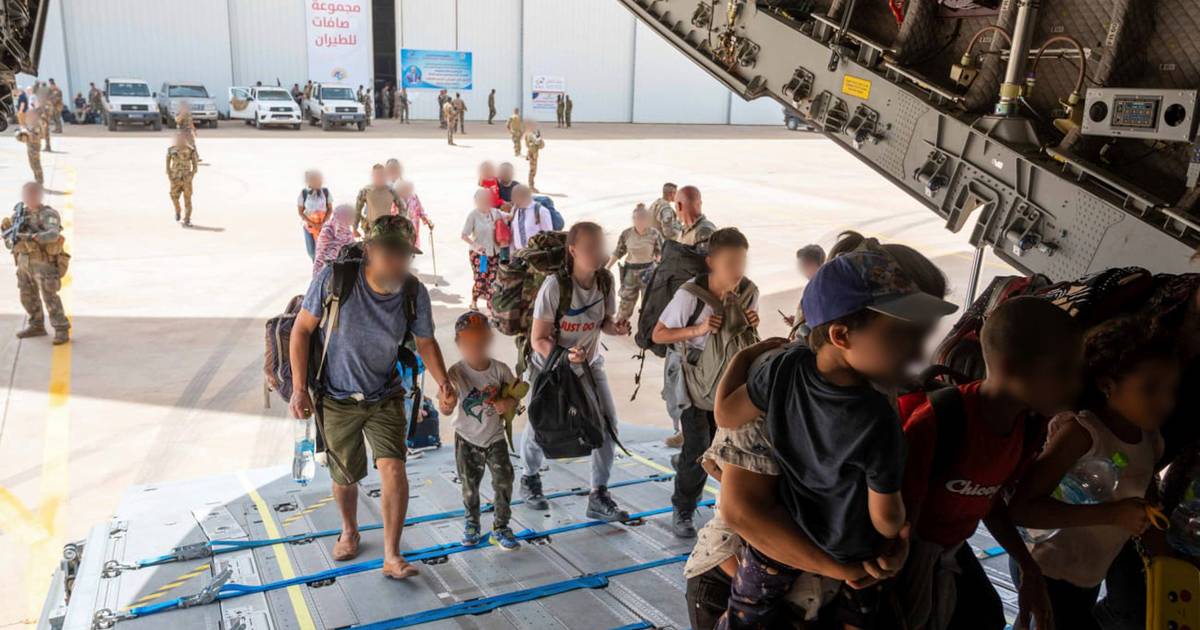 Melanjutkan evakuasi, Pertahanan mengangkut orang Belanda dari Sudan dengan pesawat angkut Hercules |  di luar