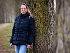 Als damherten moeten worden afgeschoten, gaat Kim tussen de jagers en de dieren staan