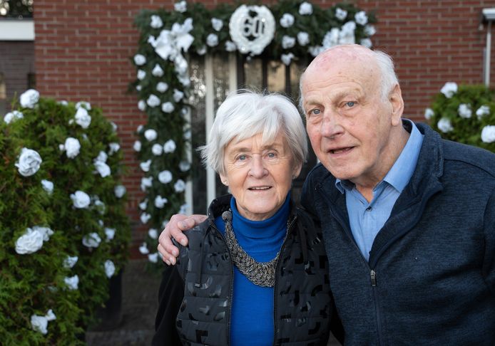 Het echtpaar Jan Kuipers en Ans Kuipers-Russchenkamp is 60 jaar getrouwd.