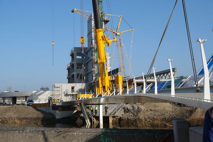 De Vlaamse Waterweg plaatst een fiets- en wandelbrug over de Afleidingsdijle in Mechelen in het kader van de ontwikkeling van de Keerdoksite.