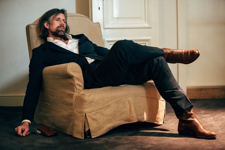  Johan Heldenbergh: ‘Ik betwijfel of ik na mijn depressie ooit weer zelfs maar 90 procent zal zijn van wie ik ooit was. Maar dat hoeft misschien ook niet.’ Beeld Joris Casaer