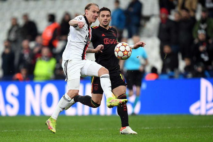 Vida in actie tegen Ajax.