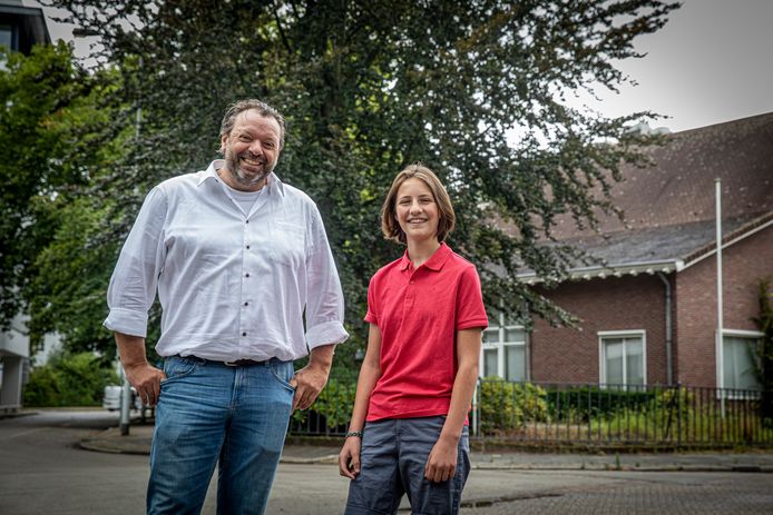Martijn Docters (links) en Willemijn Janssen op de plek waar de opa van Docters het boek over de (inmiddels verdwenen) schutting heeft gegooid