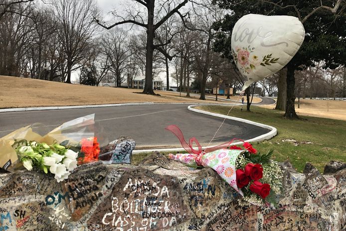 Mensen leggen massaal bloemen en brieven neer bij Graceland na Lisa Maries overlijden.