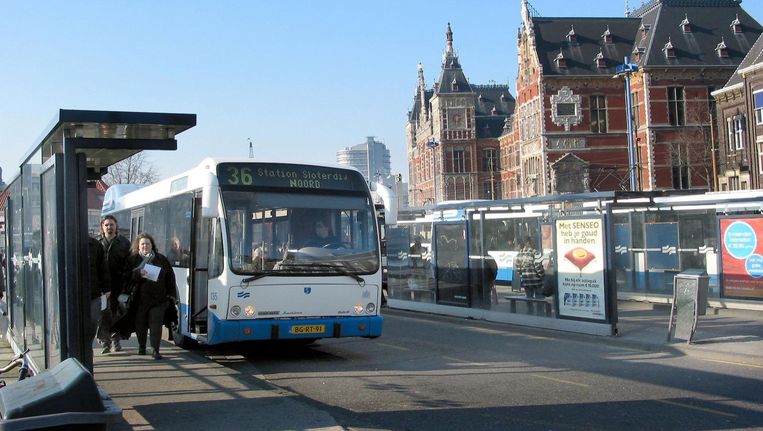 Bestuurder personenbusje vlucht na aanrijding Nieuw-West.
