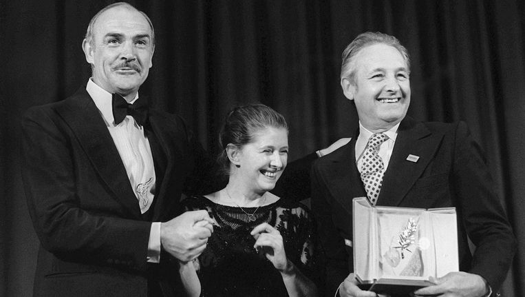 Andrzej Wajda (r) ontvangt in 1981 de Palm d'Or uit handen van de Schotse acteur Sean Connery. Beeld afp