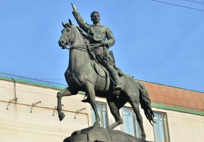 Het imposante ruiterstandbeeld van Nikolaj Sjtsjors in Kiev.