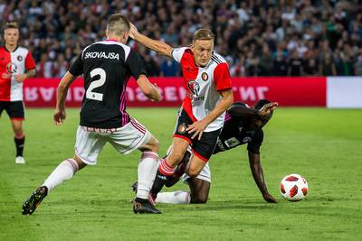 Minister Slob bemoeit zich met 'bekochte' Feyenoord-fan