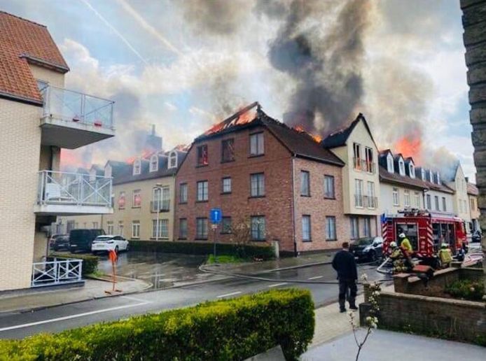 De zware brand in Opwijk legde acht appartementen in de as.