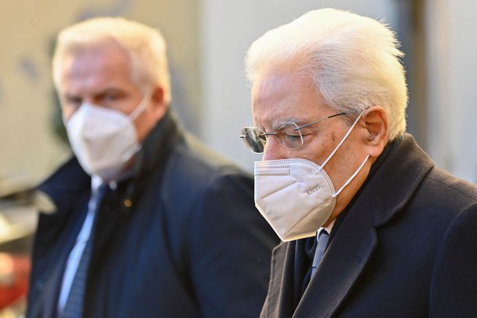 Sergio Mattarella (R) wil het liefste met pensioen.