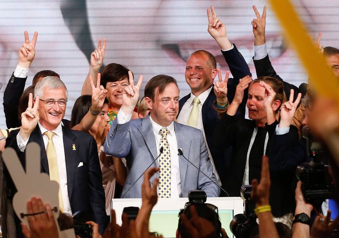 N-VA-voorzitter Bart De Wever en de toplui uit zijn partij op de verkiezingsavond van 2014.