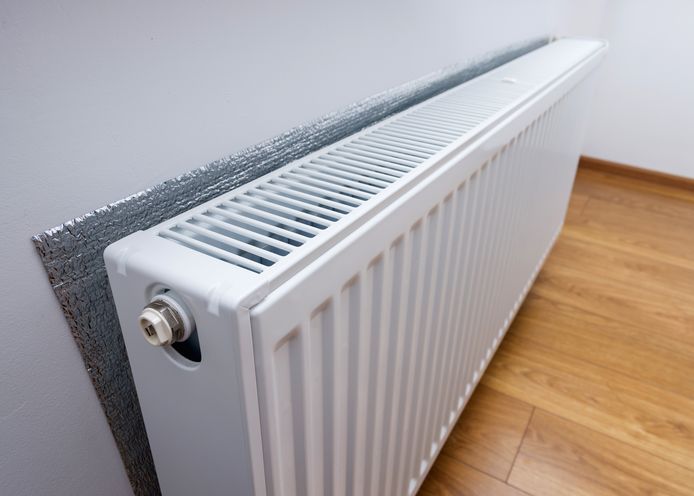 Radiatorfolie plaatsen tegen de muur achter de radiator zorgt voor een weerkaatsing van de warmtestraling.