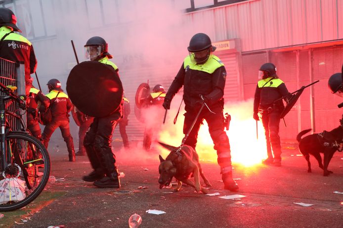 Buiten het stadion voert de ME charges uit.