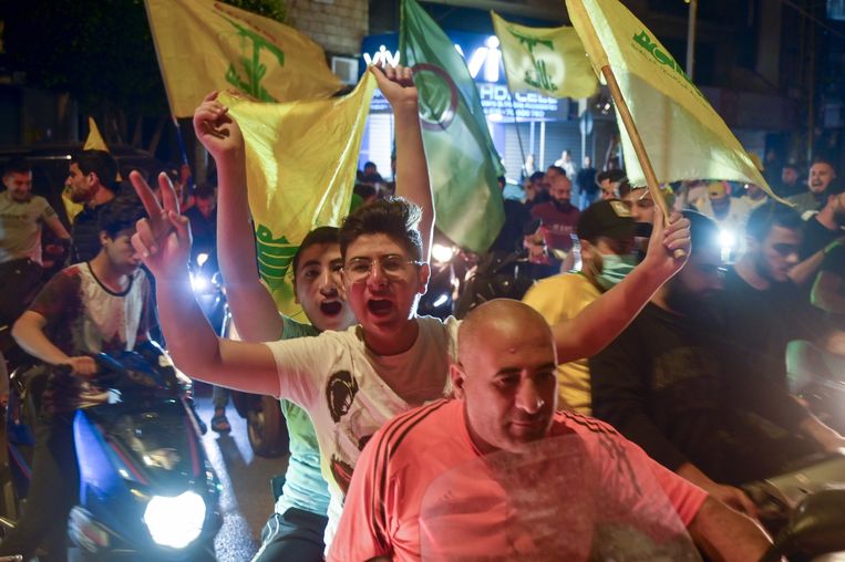 Ondanks verlies voor Hezbollah bij de parlementsverkiezingen gingen jonge aanhangers zondag in Beiroet de straat op. Beeld ANP / EPA