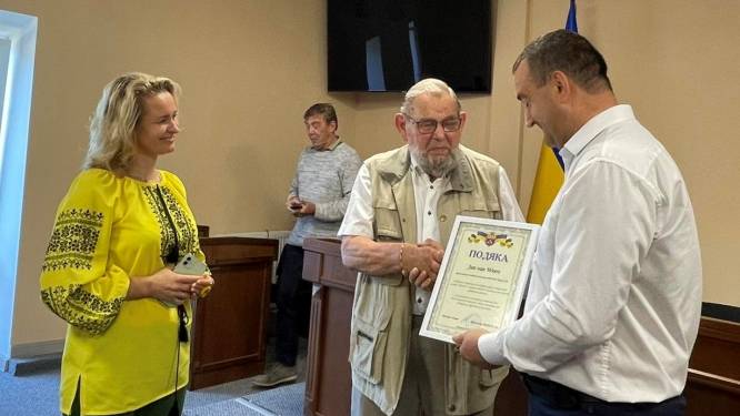 Tussen de luchtalarmen door, ontvangt Jan van Weers uit Hengelo in Novoiavorivsk ‘gewoon’ een onderscheiding
