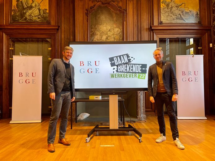 Onder impuls van onder meer algemeen directeur Colin Beheydt (links) en schepen van Personeel Pieter Marechal (rechts) is een traject opgestart om 450 Brugse stadsmedewerkers sterker te maken op digitaal vlak.