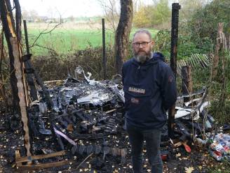 Caravan in Kikvorstbos gaat in vlammen op na brandstichting: “Jammer dat enkele jongeren de boel verzieken voor de rest”
